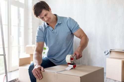 ein Mann packt eine Kiste