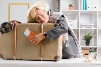 eine alte Frau umarmt eine Tasche