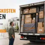 glücklicher Kunde schaut auf Umzugsfirma LKW